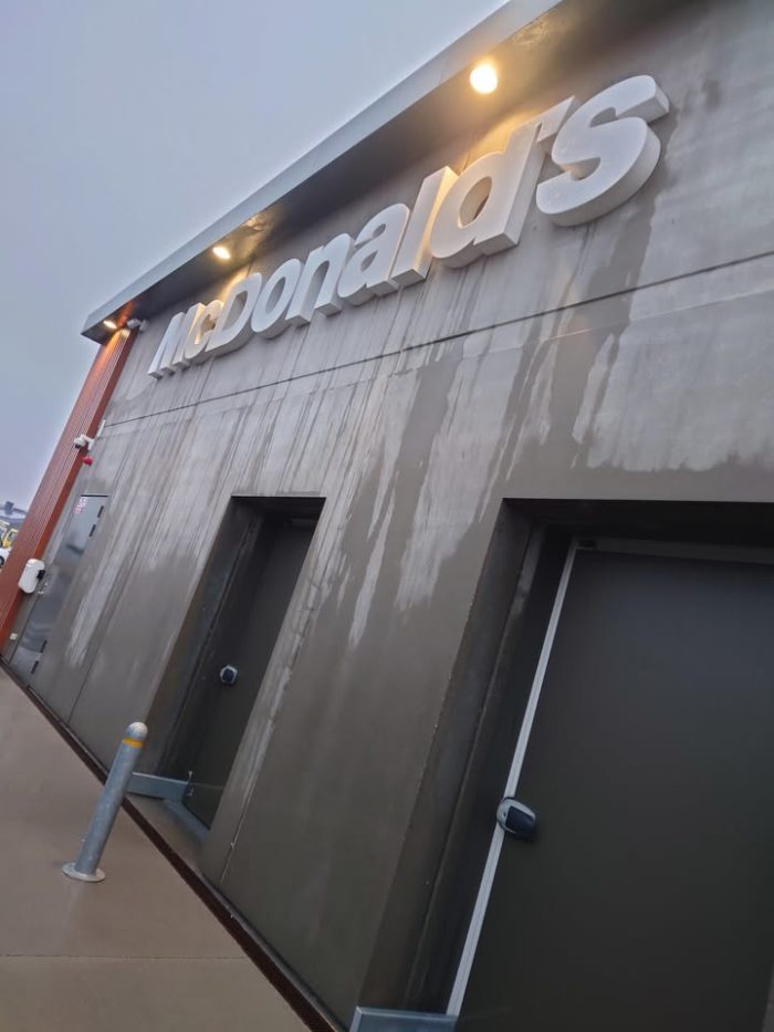Facade vask, fjerne tyggegummi, skilte vask,  , opfriskning af massivt trægulv, og vask af kunstgræs på Danmarks største minigolfbane. 😁👌