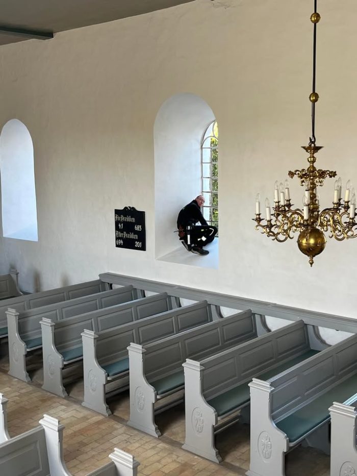 Udover vores faste opgaver med rengøring og vinduespolering fik 15 stk. Kirker pudset vinduer op til påske og en del terrasser blev renset, skurvogn fik den  store tur.
