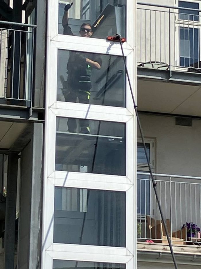Elevator tårn i Nakskov, vinduespudsning udvendig og indvendigt.
Algebekæmpelse af træterrasse i Præstø.
God weekend 😁👍